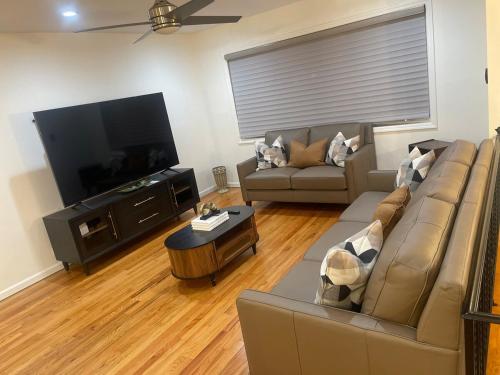 Modern Glam Getaway 30 minutes from NYC in West Orange (NJ)