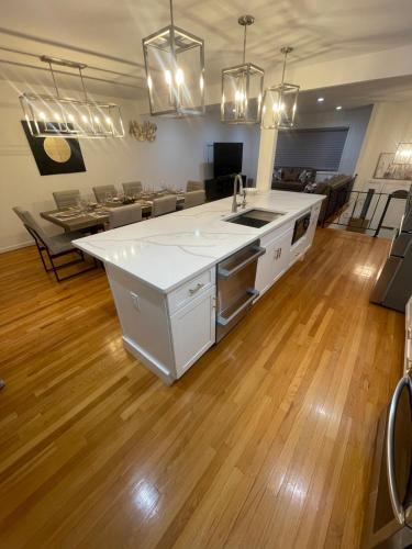 Modern Glam Getaway 30 minutes from NYC in West Orange (NJ)