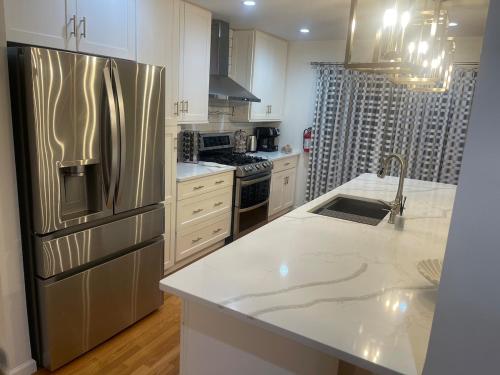 Modern Glam Getaway 30 minutes from NYC in West Orange (NJ)