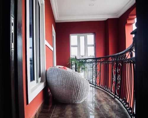 Luxury One Bedroom Apartment - image 2