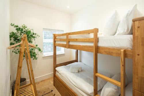 Bright 3BR Loft Apartment with Balcony in London - image 7