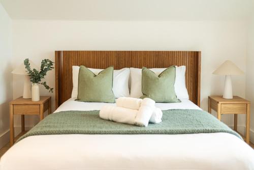 Bright 3BR Loft Apartment with Balcony in London - image 12