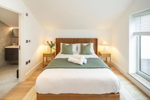 Bright 3BR Loft Apartment with Balcony in London - image 6