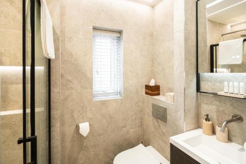 Bright 3BR Loft Apartment with Balcony in London - image 9