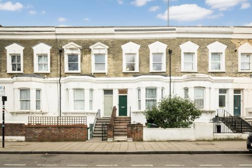 Bright 3BR Loft Apartment with Balcony in London - image 8