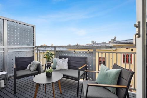 Modern 3 bedroom apartment - 4 minute walk from metro - top floor baclony view in 薩基內