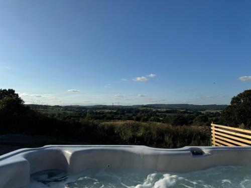 ג'קוזי, The Hayloft, Modern 4 Bed, 8 person, Barn Conversion in a Rural Location with Great Access & Hot Tub in ברנסלי