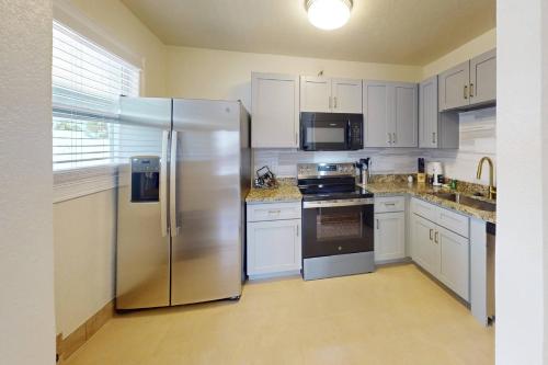 Silver Sands - Driftwood Suite - image 4