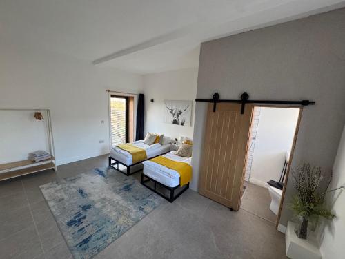 The Hayloft, Modern 4 Bed, 8 person, Barn Conversion in a Rural Location with Great Access & Hot Tub in ברנסלי