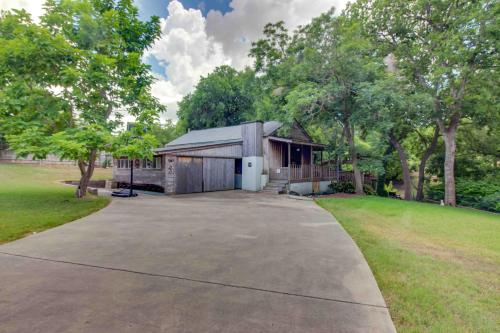 Charming dog-friendly home with expansive deck - near boat ramp & attractions in McQueeney (TX)