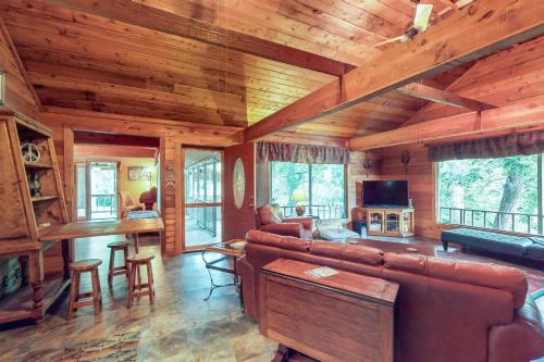 Charming dog-friendly home with expansive deck - near boat ramp & attractions in McQueeney (TX)