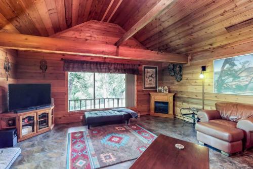 Charming dog-friendly home with expansive deck - near boat ramp & attractions in McQueeney (TX)
