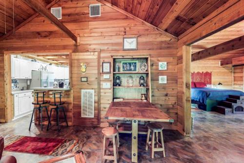 Charming dog-friendly home with expansive deck - near boat ramp & attractions in McQueeney (TX)