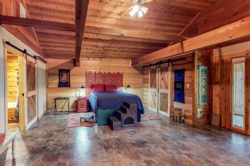 Charming dog-friendly home with expansive deck - near boat ramp & attractions in McQueeney (TX)