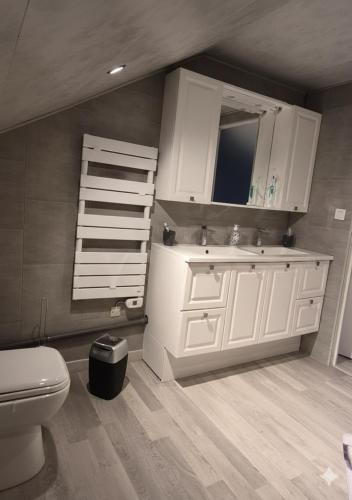 Bathroom, La pepite de Glenic in Glenic