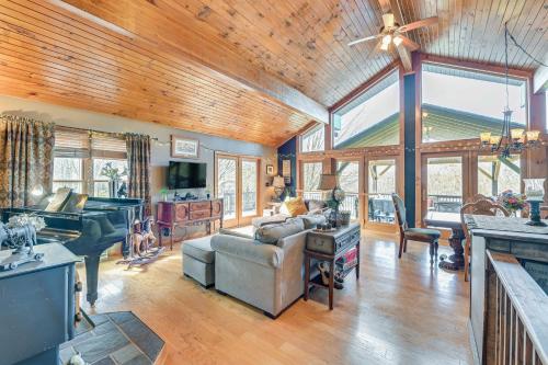 Beautiful & Unique Farmhouse 15 Mi to Saratoga in Gansevoort (NY)