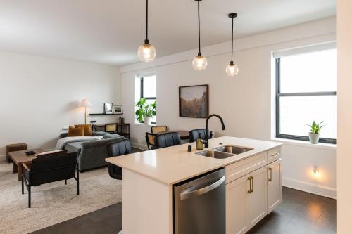 Luxury Downtown Apt with Parking, Gym, and Lap Pool · Sleeps 4-5