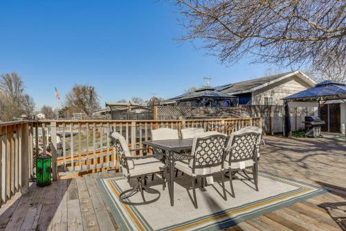 Clear Lake Gem on Canal w/ Dock: Dogs Welcome! in 拉克波特