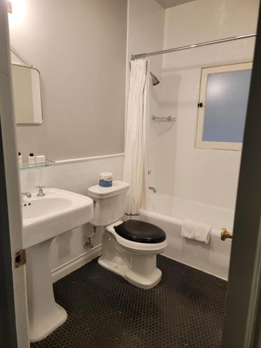 Cozy Studio With Franklin Village View - 30 Day Minimum Stay in Los Angeles, USA