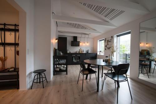 Bright Central Top-Floor Apartment with Balcony