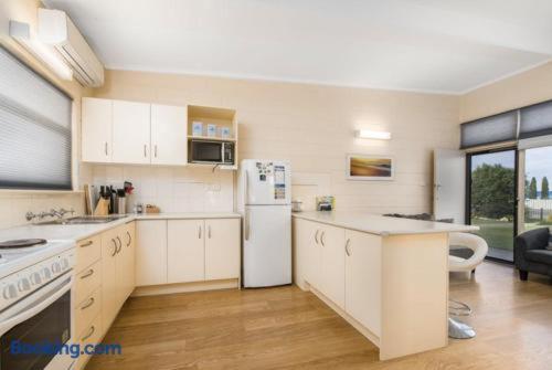 Coastal Breeze Holiday Units - Kingscote