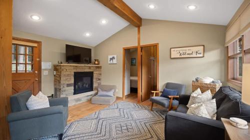 Pinecone Cabin - main image