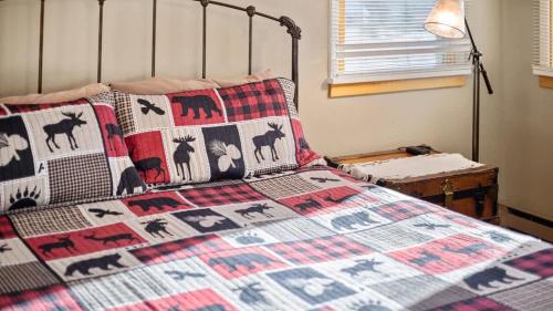 Dog Friendly Elk Ridge with Hot Tub by AAA Red Lodge Rentals - image 12