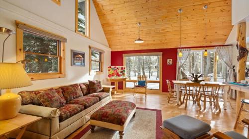 Chickadee Chalet by AAA Red Lodge Rentals - image 3