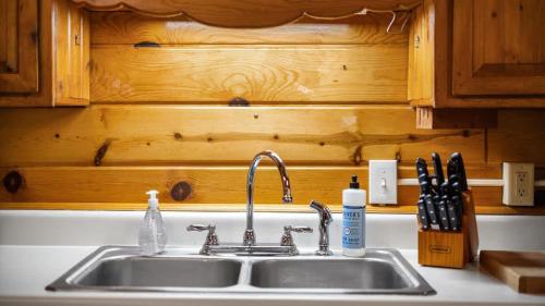Historic Rendezvous Lodge with Hot Tub by AAA Red Lodge Rentals - image 10
