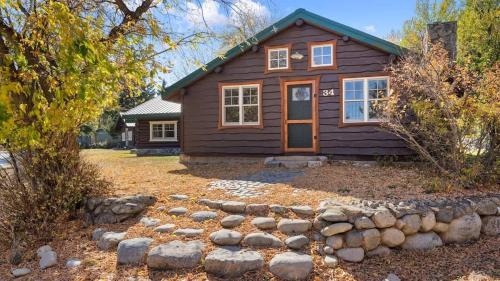 Historic Rendezvous Lodge with Hot Tub by AAA Red Lodge Rentals - image 6