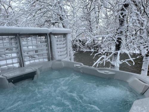 Creekside Rock Creek Jewel with Hot Tub by AAA Red Lodge Rentals - main image