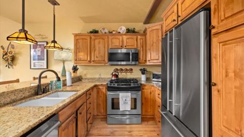 Creekside Rock Creek Jewel with Hot Tub by AAA Red Lodge Rentals - image 2