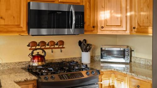 Creekside Rock Creek Jewel with Hot Tub by AAA Red Lodge Rentals - image 5