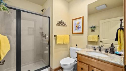 Creekside Rock Creek Jewel with Hot Tub by AAA Red Lodge Rentals - image 9