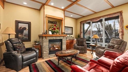 Creekside Rock Creek Jewel with Hot Tub by AAA Red Lodge Rentals - image 11
