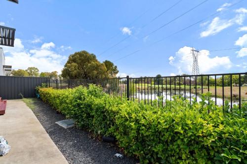 Family-Friendly 4-Bed Home with Courtyard in شمال غرب كانبيرا الريفية