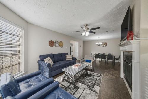 Pool Villa- Near Airport & Downtown, Fire Pit, Foosball - Tap to explore photos