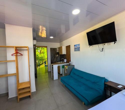 1 double bed, 2 twin beds