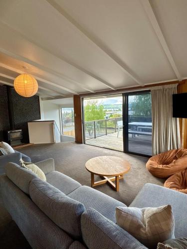 Spacious Taupō home with lake views – khách sạn tại Richmond Heights