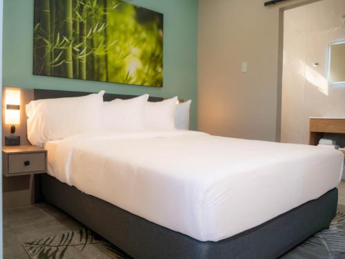 TStays Smart Hotel Courtyard Gated Modern Stay - image 2