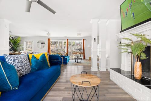 Shared lounge/TV area, ATL Cascade Oasis - Pool | Spa | Arcade | Pool Tbl in Southwest