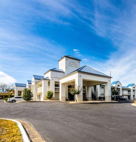 Exterior view, EXPRESS INN Troy in Troy (AL)