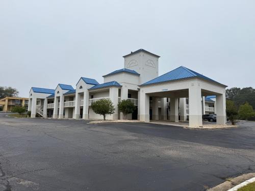 Exterior view, EXPRESS INN Troy in Troy (AL)