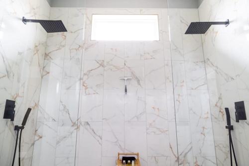 Lovely Modern 3BR-3BA Grove Home ABODEbucks - image 5