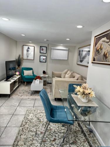 Julie's Cozy 2 Bedroom Basement Apartment