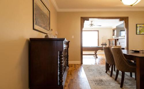Forest Park 4BR-3BA 1st Fl Master ABODEbucks - image 4