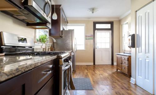 Forest Park 4BR-3BA 1st Fl Master ABODEbucks - image 13