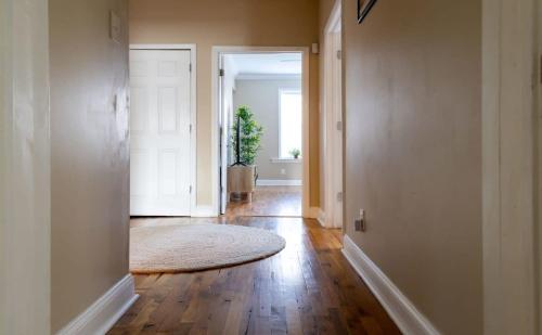 Forest Park 4BR-3BA 1st Fl Master ABODEbucks - image 6