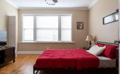 Forest Park 4BR-3BA 1st Fl Master ABODEbucks - main image