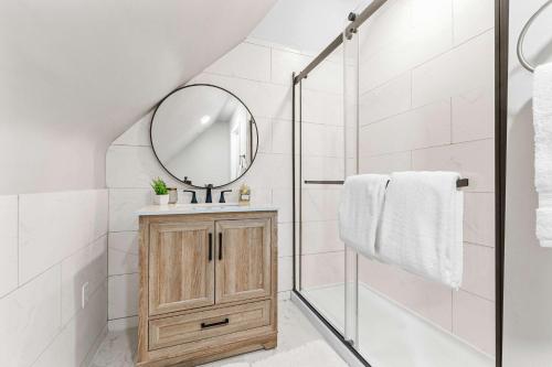 Chic City Living with Modern Touches ABODEbucks - image 4